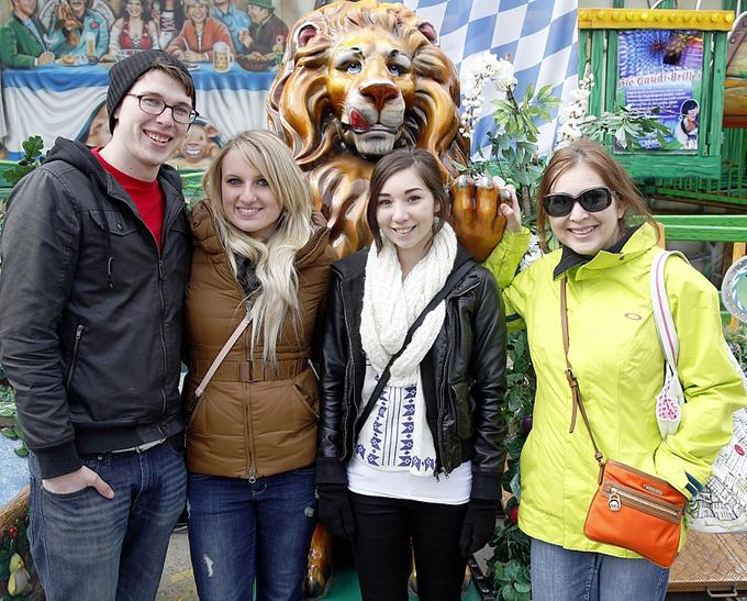 Spaß muss sein: Ben Hagmann, Lisa Bach, Anna Hagmann und Anita Hofmeister (li. Bild, v.li.n.re.) nach der Tour durch das „Lachhaus“. Auf zur zweiten Runde: Klaus Schwarzmann, Andrea und Tobias Zitzmann mit Timo und Nico (re. Bild, v.l.n.re.). Spaß muss sein: Ben Hagmann, Lisa Bach, Anna Hagmann und Anita Hofmeister (li. Bild, v.li.n.re.) nach der Tour durch das „Lachhaus“. Auf zur zweiten Runde: Klaus Schwarzmann, Andrea und Tobias Zitzmann mit Timo und Nico (re. Bild, v.l.n.re.).