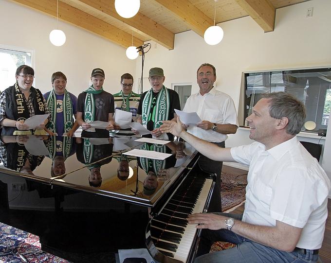 Singen fürs Kleeblatt: SpVgg-Fans gaben gestern Abend dem neuen Vereinslied den letzten Schliff. Singen fürs Kleeblatt: SpVgg-Fans gaben gestern Abend dem neuen Vereinslied den letzten Schliff.