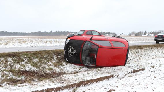 Fiat kippt bei Petersaurach um und landet im Graben - Nordbayern.de