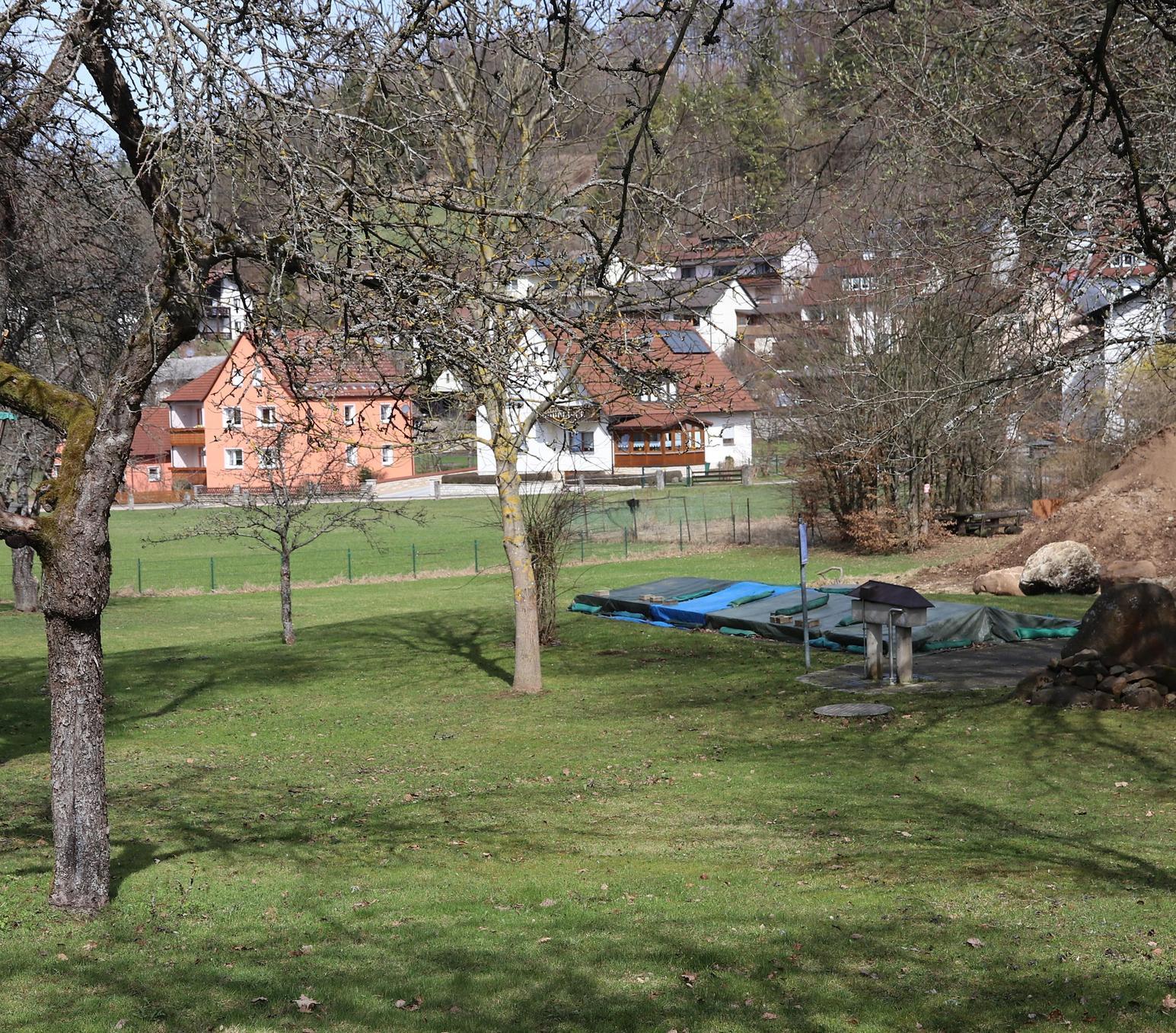 Das im Augenblick etwas trostlose Umfeld des Kneippbeckens soll attraktiver und zu einem Park umgestaltet werden.