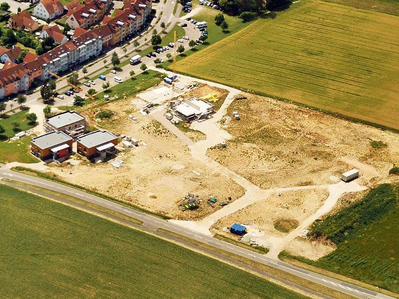 Noch immer nicht fertig: Der „Wohnpark am Fränkischen Meer“, der bereits seit einem Jahr bezugsfertig hätte sein sollen, ist noch keinen Schritt vorangekommen. An den Erfolg glaubt inzwischen niemand mehr. Investor Timmy Simons hat die Grundstücke jetzt wieder der Marktgemeinde Pleinfeld zum Kauf angeboten. Noch immer nicht fertig: Der „Wohnpark am Fränkischen Meer“, der bereits seit einem Jahr bezugsfertig hätte sein sollen, ist noch keinen Schritt vorangekommen. An den Erfolg glaubt inzwischen niemand mehr. Investor Timmy Simons hat die Grundstücke jetzt wieder der Marktgemeinde Pleinfeld zum Kauf angeboten.