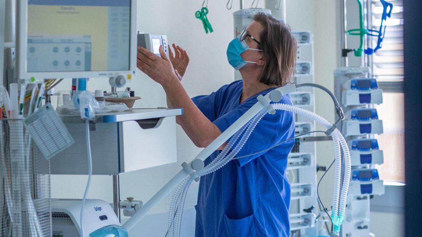 Eine Krankenschwester prüft ein Beatmungsgerät auf einer Intensivstation in Schwerin. Viele deutsche Krankenhäuser bereiten sich auf einen Anstieg von Corona-Fällen vor. Deswegen suchen sie händeringend nach Beatmungsgeräten und Schutzausrüstung.
