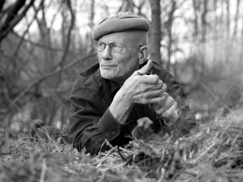 Der als "Sir Vival" bekannt gewordene Abenteurer starb am 3. April im Alter von 84 Jahren. Zu Lebzeiten hatte der Survival-Pionier und Menschenrechtler mit seinen spektakulären Aktionen als Überlebenskünstler auf dem Atlantik, im Dschungel und in der Wüste immer wieder für Aufsehen gesorgt. Die Aufmerksamkeit nutzte Rüdiger Nehberg, um sich für bedrohte Völker zu engagieren.