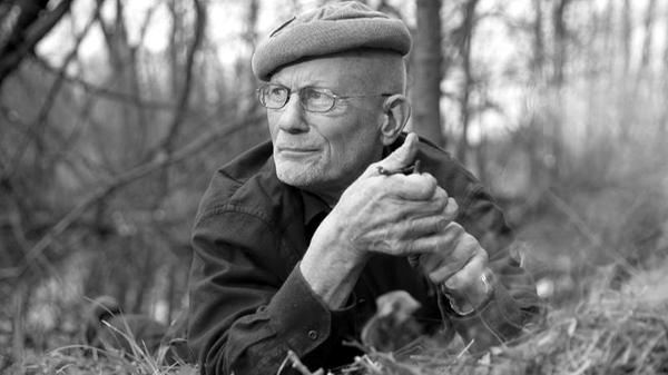 Der als "Sir Vival" bekannt gewordene Abenteurer starb am 3. April im Alter von 84 Jahren. Zu Lebzeiten hatte der Survival-Pionier und Menschenrechtler mit seinen spektakulären Aktionen als Überlebenskünstler auf dem Atlantik, im Dschungel und in der Wüste immer wieder für Aufsehen gesorgt. Die Aufmerksamkeit nutzte Rüdiger Nehberg, um sich für bedrohte Völker zu engagieren.