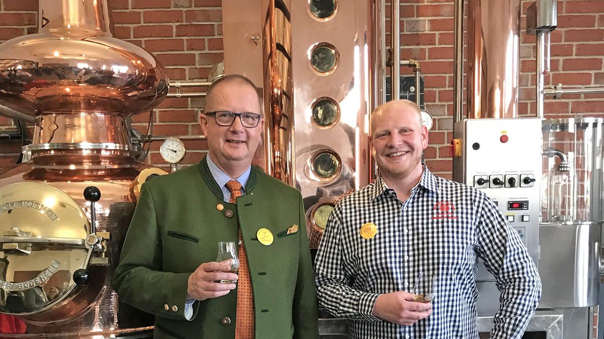 Geschäftsführer Thomas Kraus-Weyermann (links) neben Brennereileiter Philipp Schwarz bei der Einweihung der hauseigenen Destillerie 2018.
