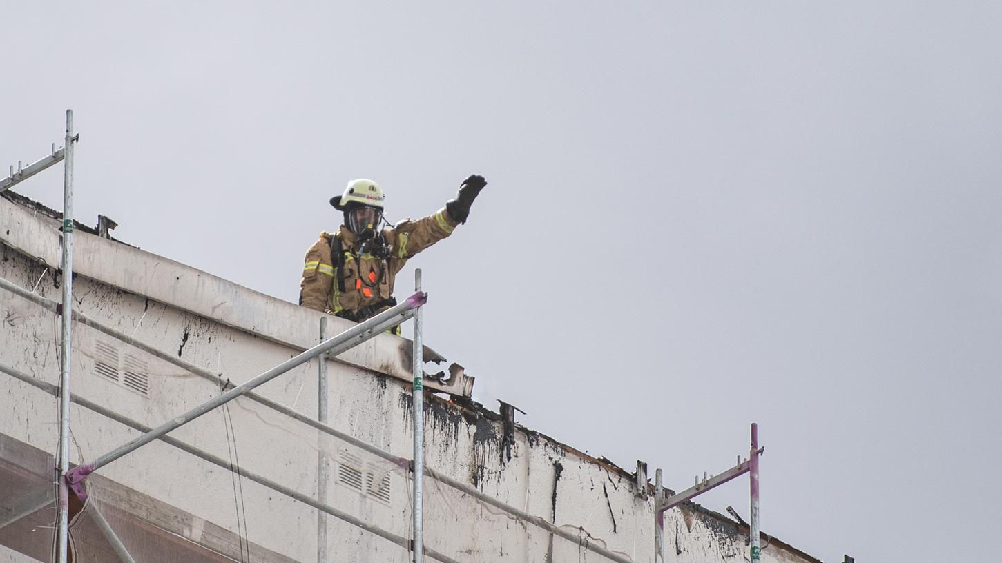 Die Feuerwehr war mit 120 Personen vor Ort, um den Dächerbrand zu löschen.