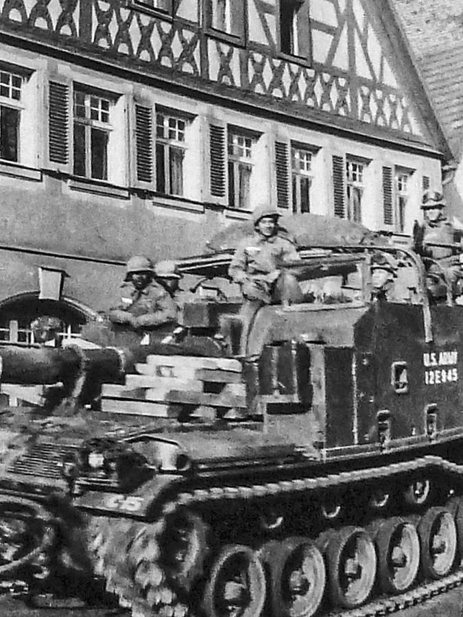Eine amerikanische Panzerbesatzung vor dem ehemaligen „Stadtbräustübl“ am Rother Marktplatz. Der Panzerturm ragt bis zum ersten Stock empor.