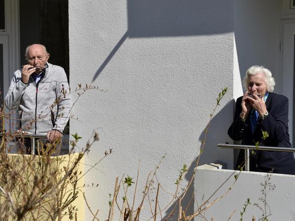Corona trotzen: 98-Jährige gibt Balkonkonzerte in Erlangen