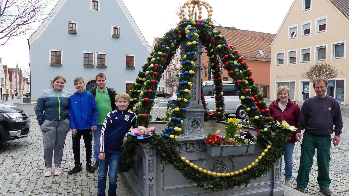 Familie Tratz schmückt Osterbrunnen in Freystadt allein