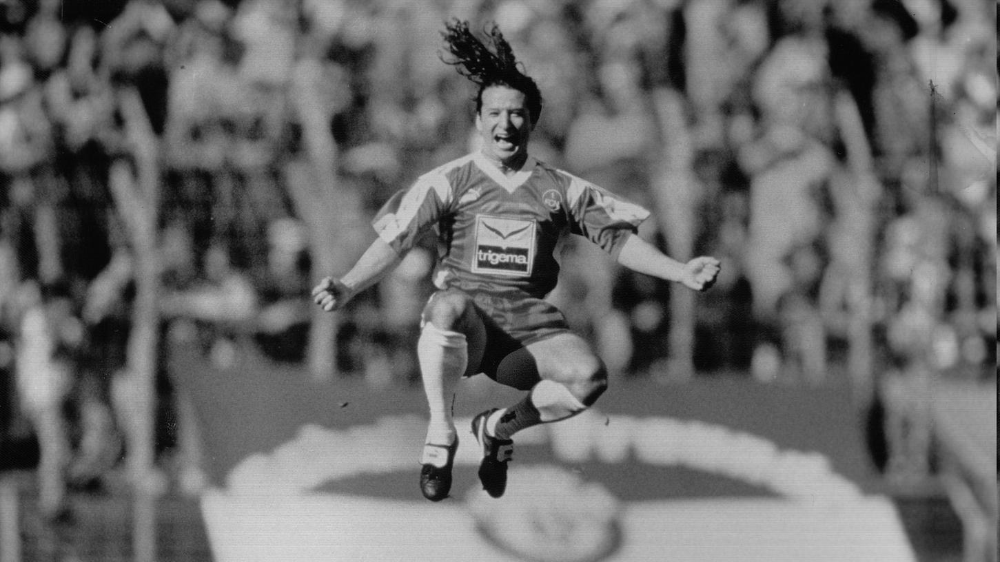 Die "Zaubermaus" aus Argentinien. Sergio Zarate absolvierte sein erstes Spiel gegen Wattenscheid auf Schnee - und erzielte trotz der für ihn ungewohnten Platzverhältnisse gleich ein Tor. Den Club-Fans bleibt er aber vor allem wegen seines Doppelpacks in München in Erinnerung. Die "Zaubermaus" aus Argentinien. Sergio Zarate absolvierte sein erstes Spiel gegen Wattenscheid auf Schnee - und erzielte trotz der für ihn ungewohnten Platzverhältnisse gleich ein Tor. Den Club-Fans bleibt er aber vor allem wegen seines Doppelpacks in München in Erinnerung.