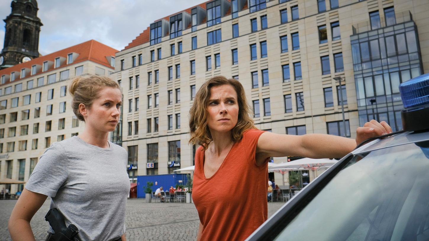 Die Kommissarinnen Leonie Winkler (Cornelia Gröschel, l) und Karin Gorniak (Karin Hanczewski, r) haben es in "Die Zeit ist gekommen" mit einer Geiselnahme zu tun.