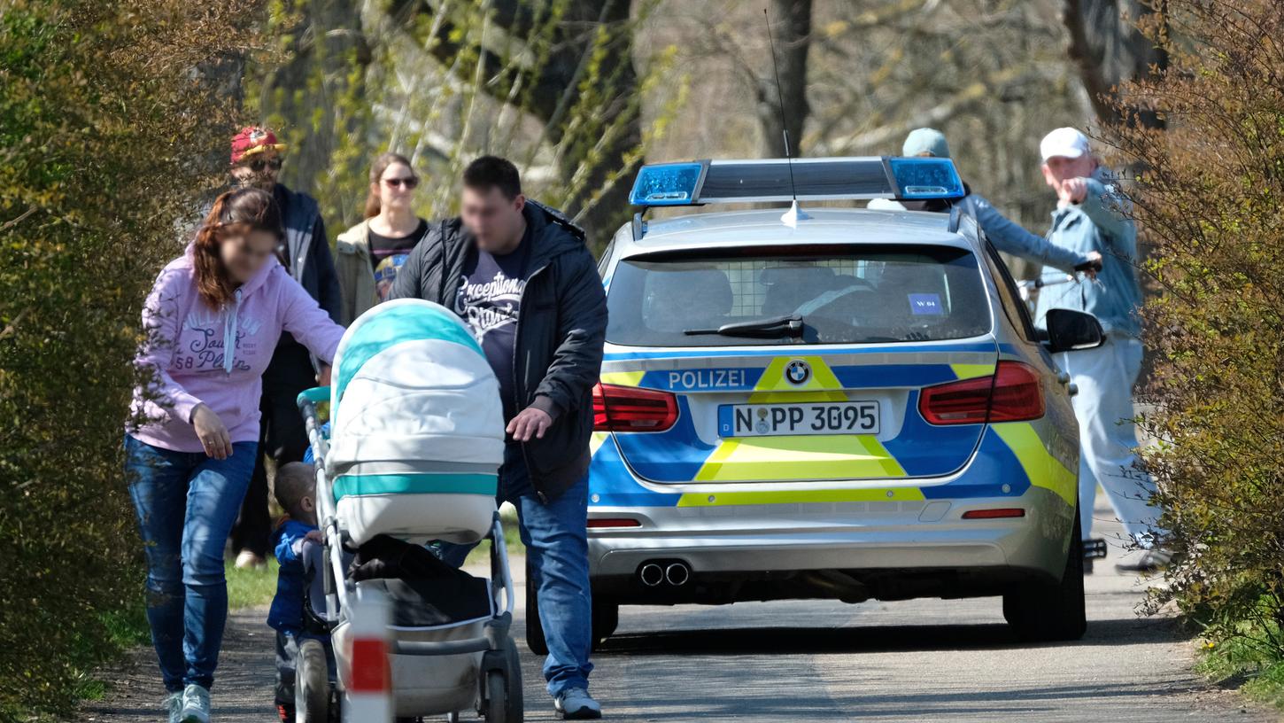 Am Pegnitzgrund kontrollierten Streifenbeamte die Einhaltung der Ausgangsbeschränkungen in der Corona-Krise. Am Pegnitzgrund kontrollierten Streifenbeamte die Einhaltung der Ausgangsbeschränkungen in der Corona-Krise.