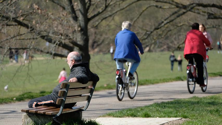 Sonne, Blüten, Polizei: Beamte kontrollieren in Nürnbergs Parks