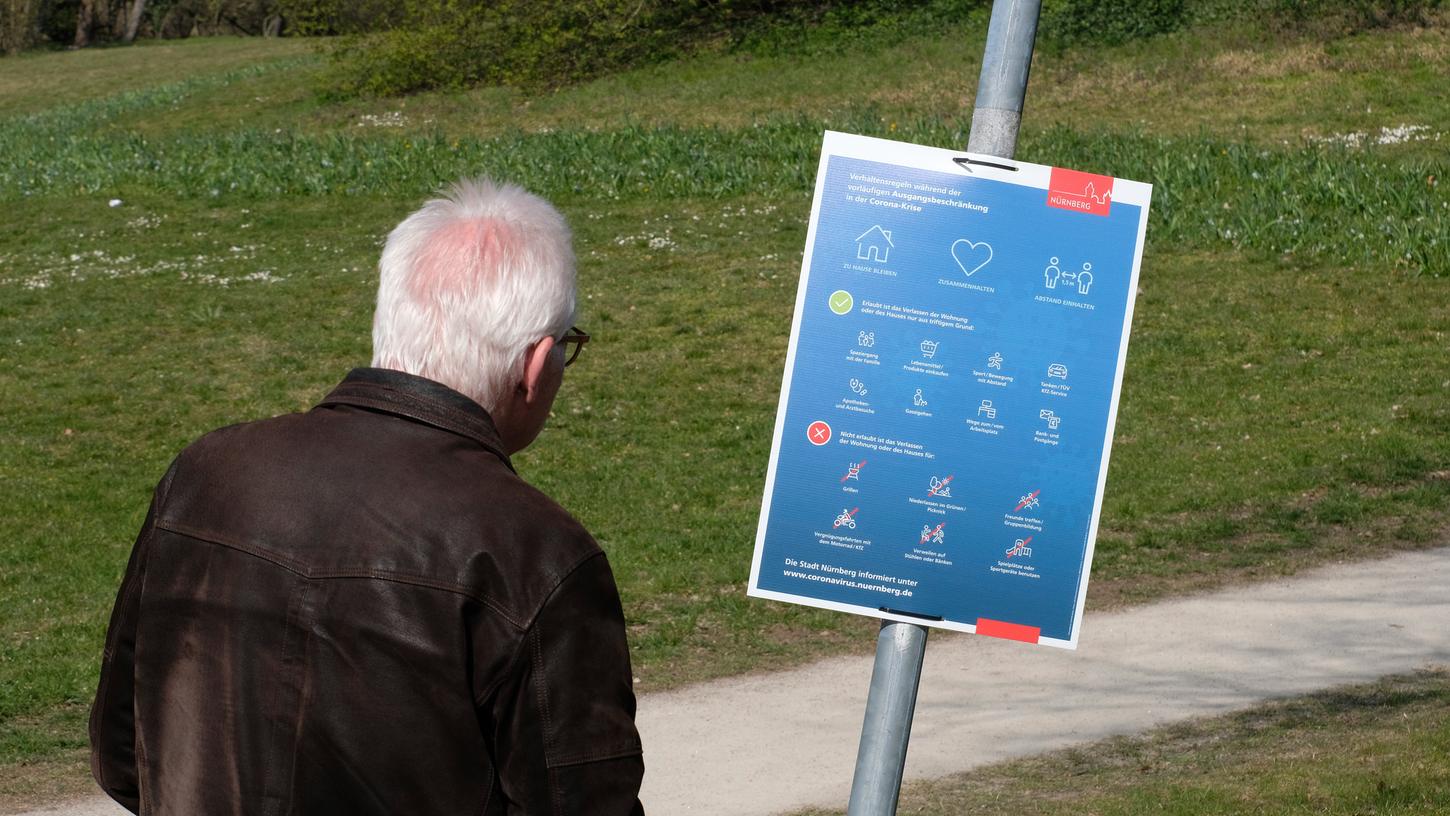 Was ist noch erlaubt und was nicht? Diese Schilder, angebracht in Nürnberger Grünanlagen, erklären es.