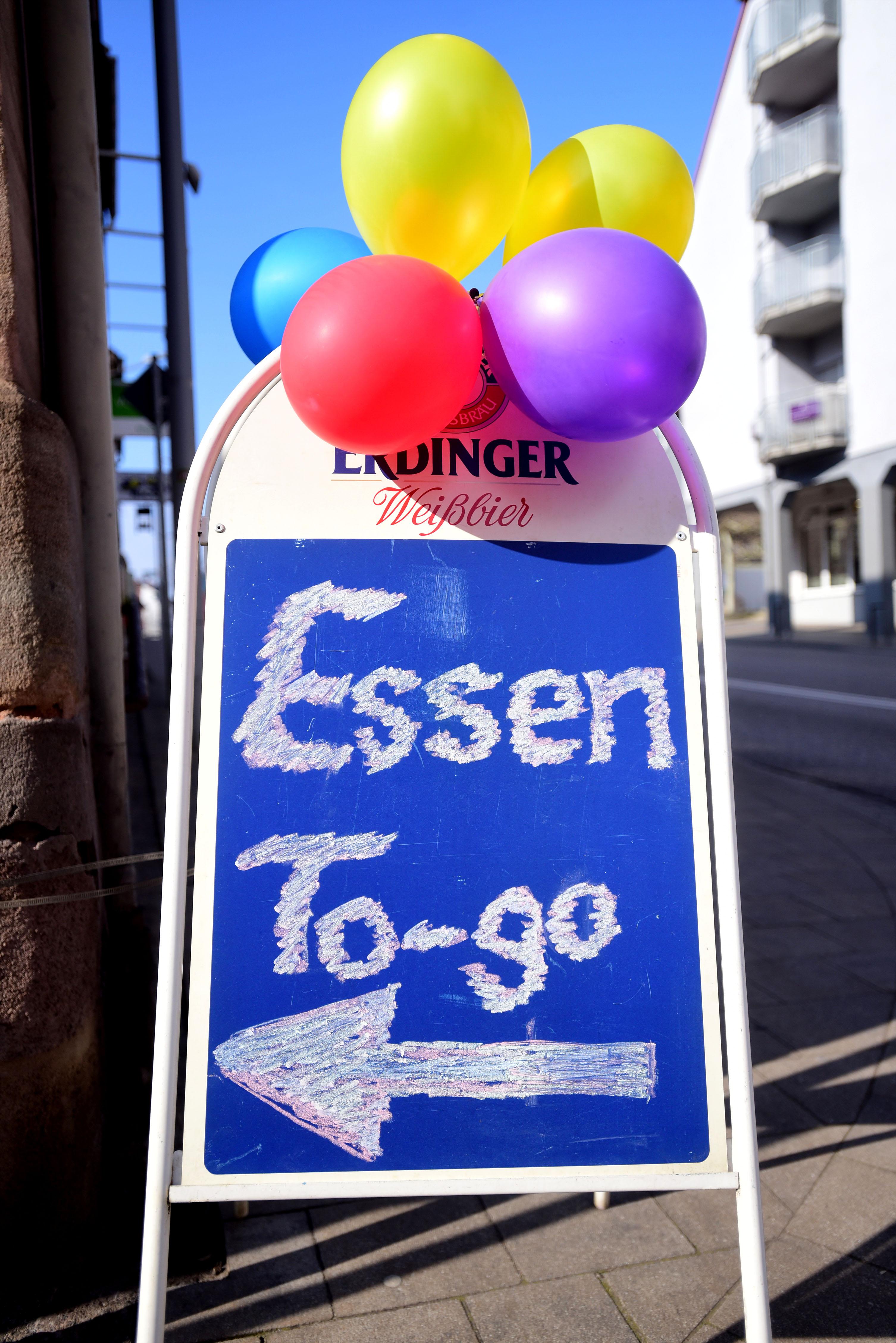 Leere Baustellen und verlassene Großparkplätze boten fern von den Parks ein tristes Bild. Allein bunte Schilder vor Bistros und Bäckereien sorgten für etwas Abwechslung. (Aufnahmedatum: 1. April 2020)