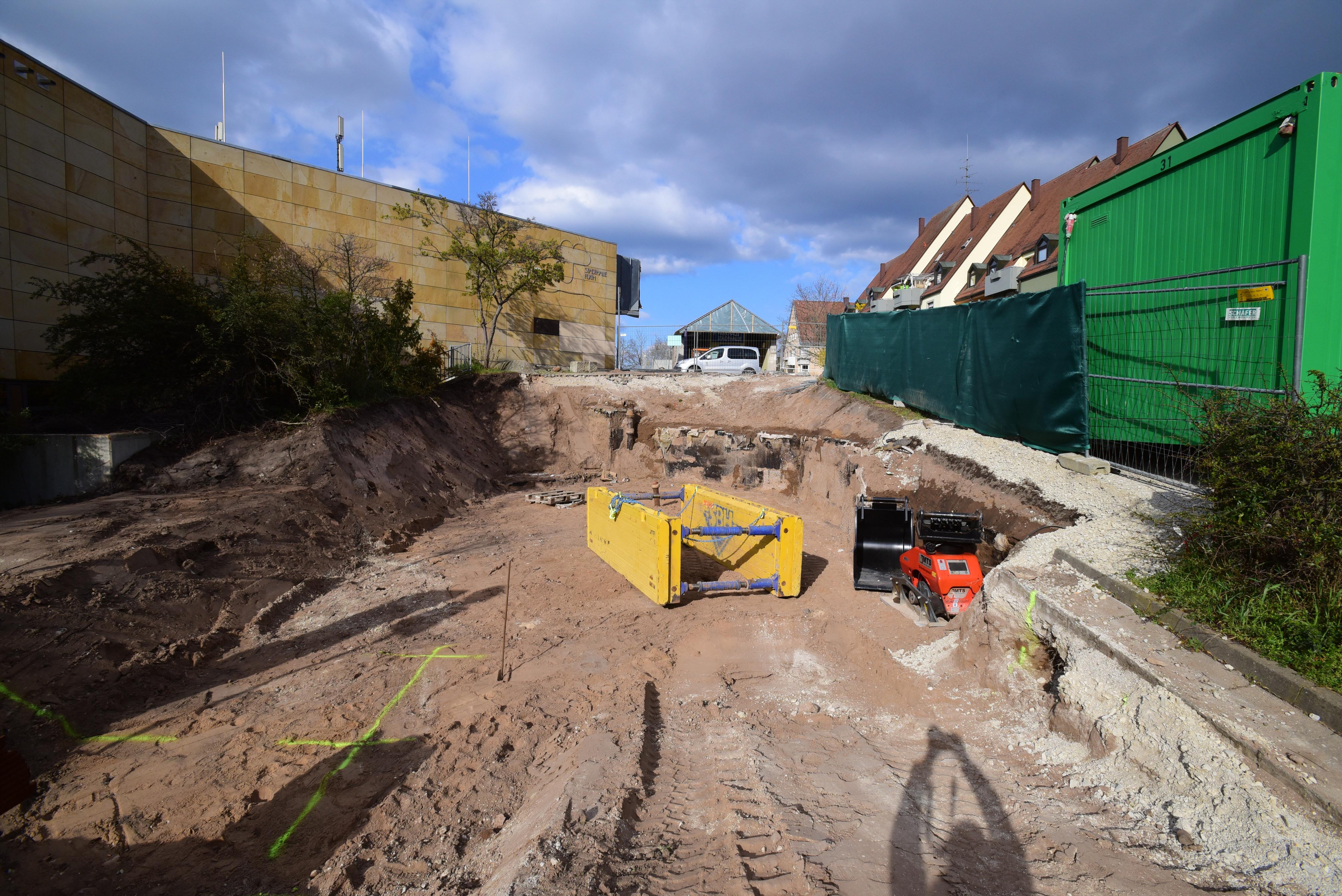 Leere Baustellen und verlassene Großparkplätze boten fern von den Parks ein tristes Bild. Allein bunte Schilder vor Bistros und Bäckereien sorgten für etwas Abwechslung. (Aufnahmedatum: 1. April 2020)