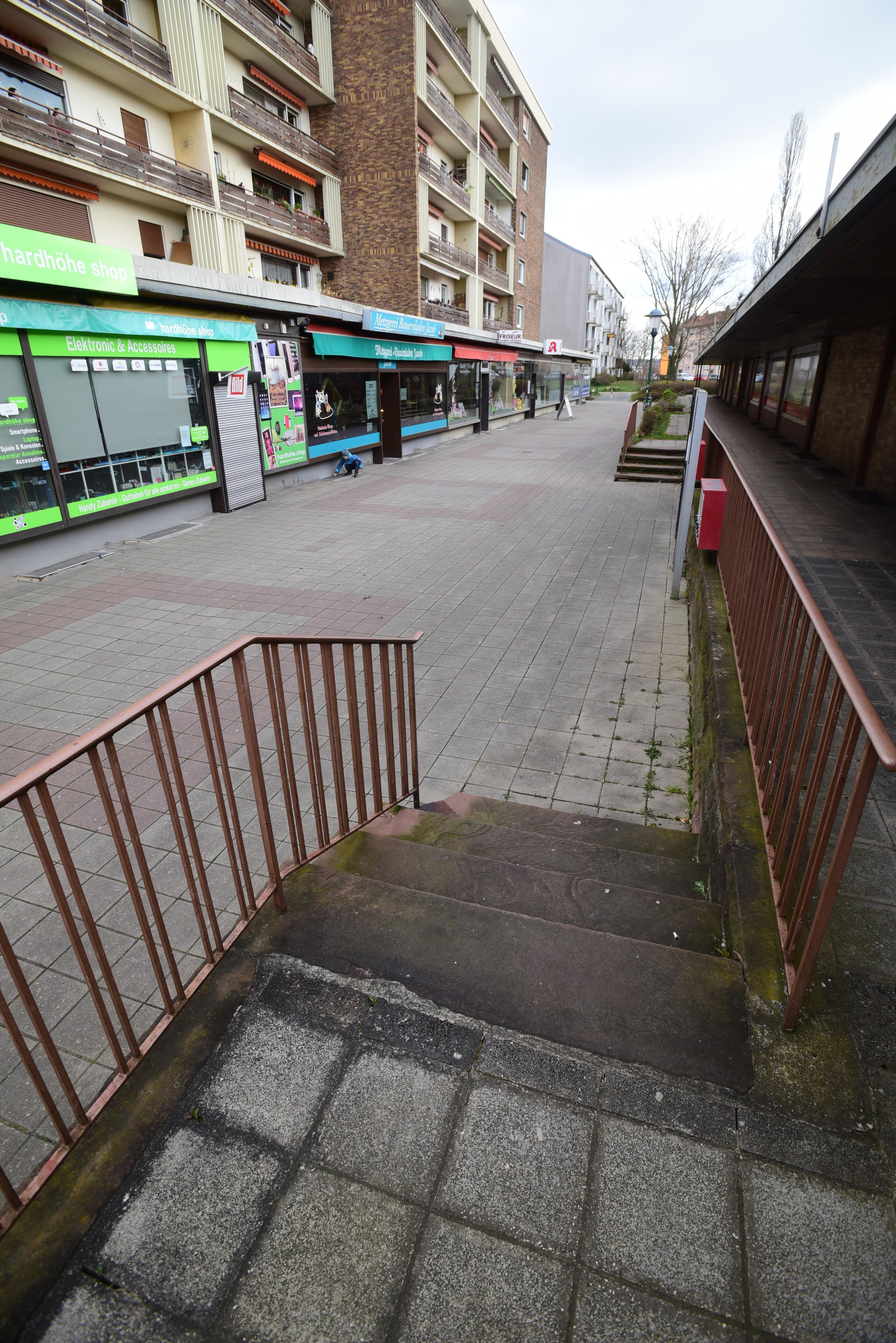 Leere Baustellen und verlassene Großparkplätze boten fern von den Parks ein tristes Bild. Allein bunte Schilder vor Bistros und Bäckereien sorgten für etwas Abwechslung.