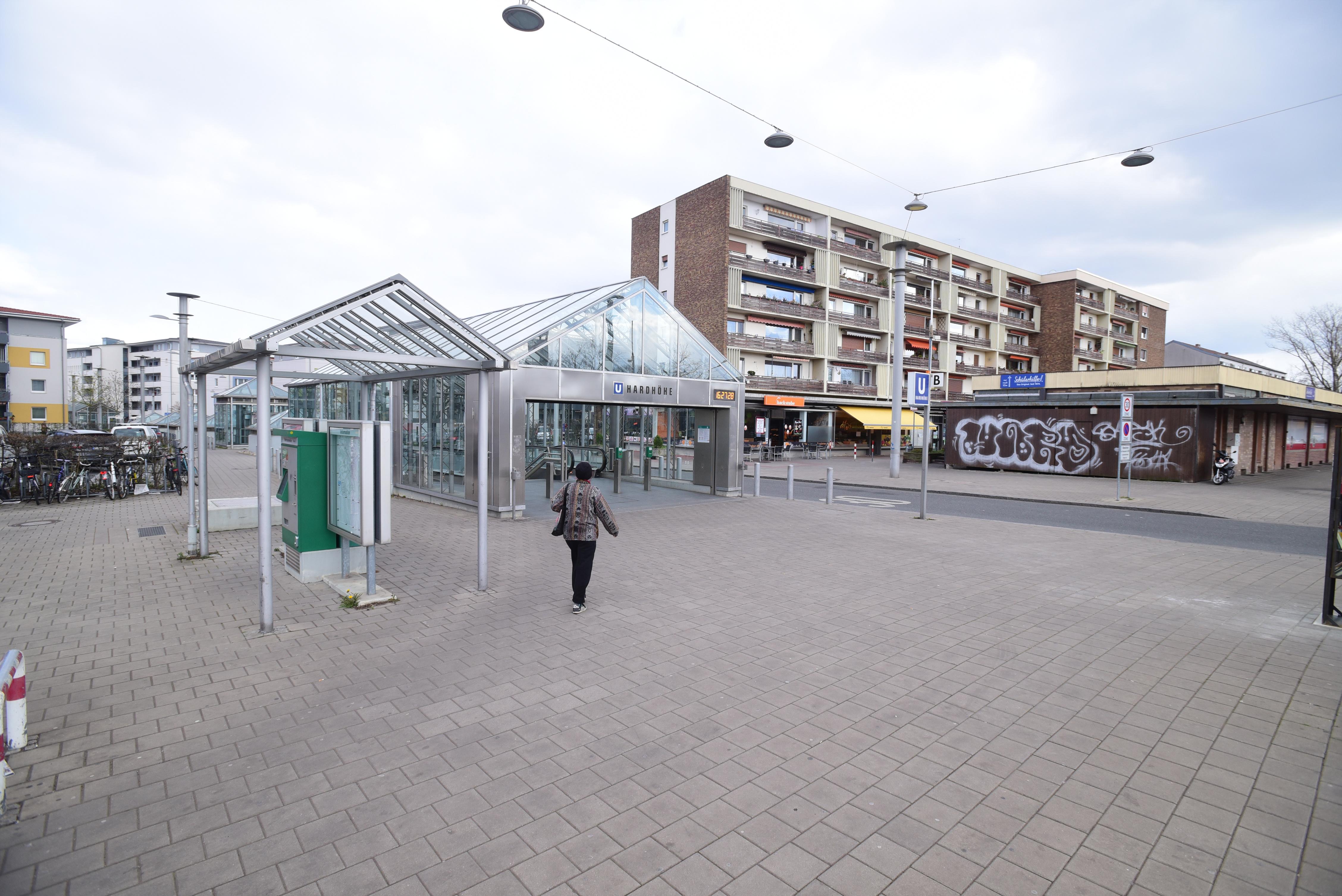 Leere Baustellen und verlassene Großparkplätze boten fern von den Parks ein tristes Bild. Allein bunte Schilder vor Bistros und Bäckereien sorgten für etwas Abwechslung.