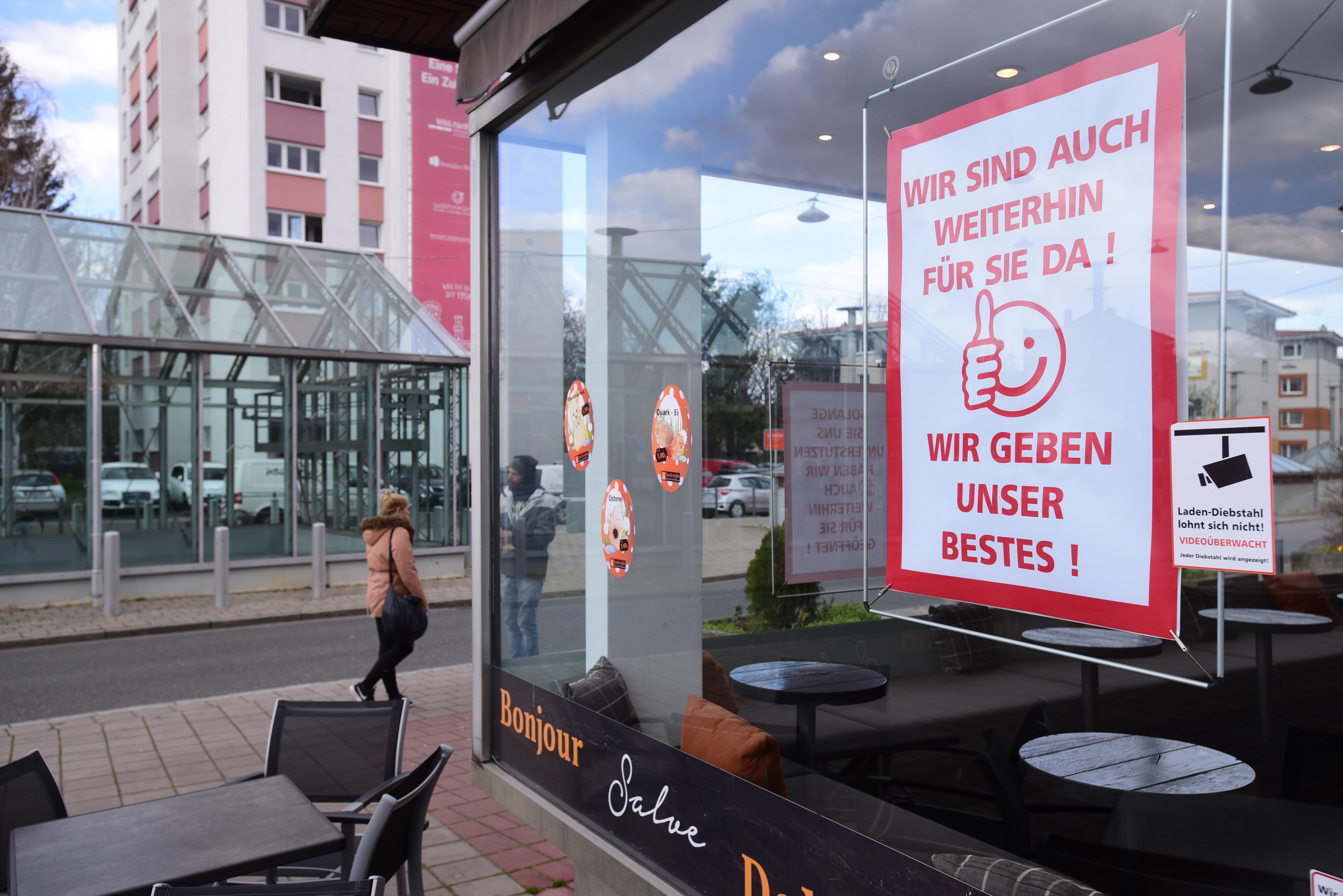 Leere Baustellen und verlassene Großparkplätze boten fern von den Parks ein tristes Bild. Allein bunte Schilder vor Bistros und Bäckereien sorgten für etwas Abwechslung.