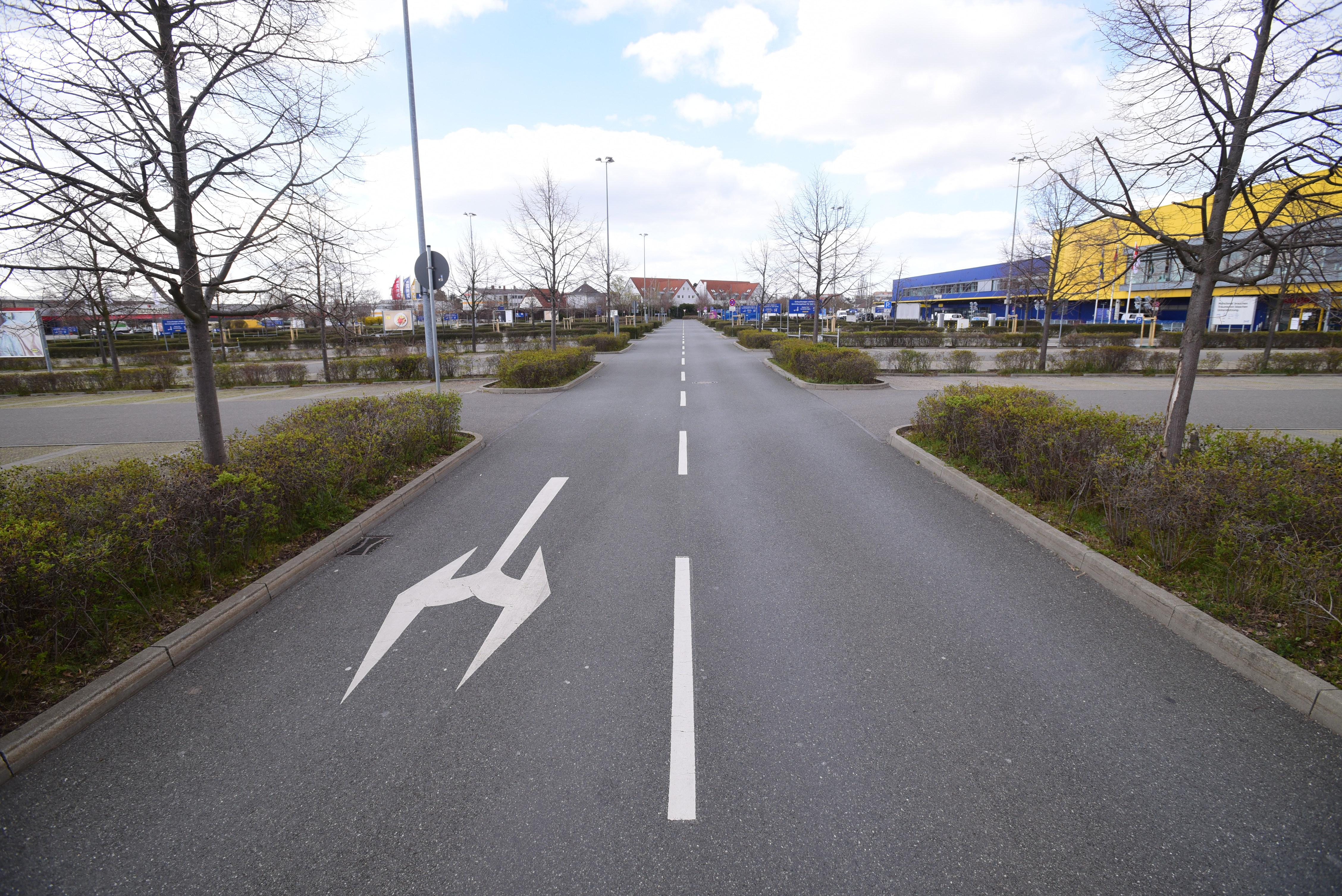 Leere Baustellen und verlassene Großparkplätze boten fern von den Parks ein tristes Bild. Allein bunte Schilder vor Bistros und Bäckereien sorgten für etwas Abwechslung.