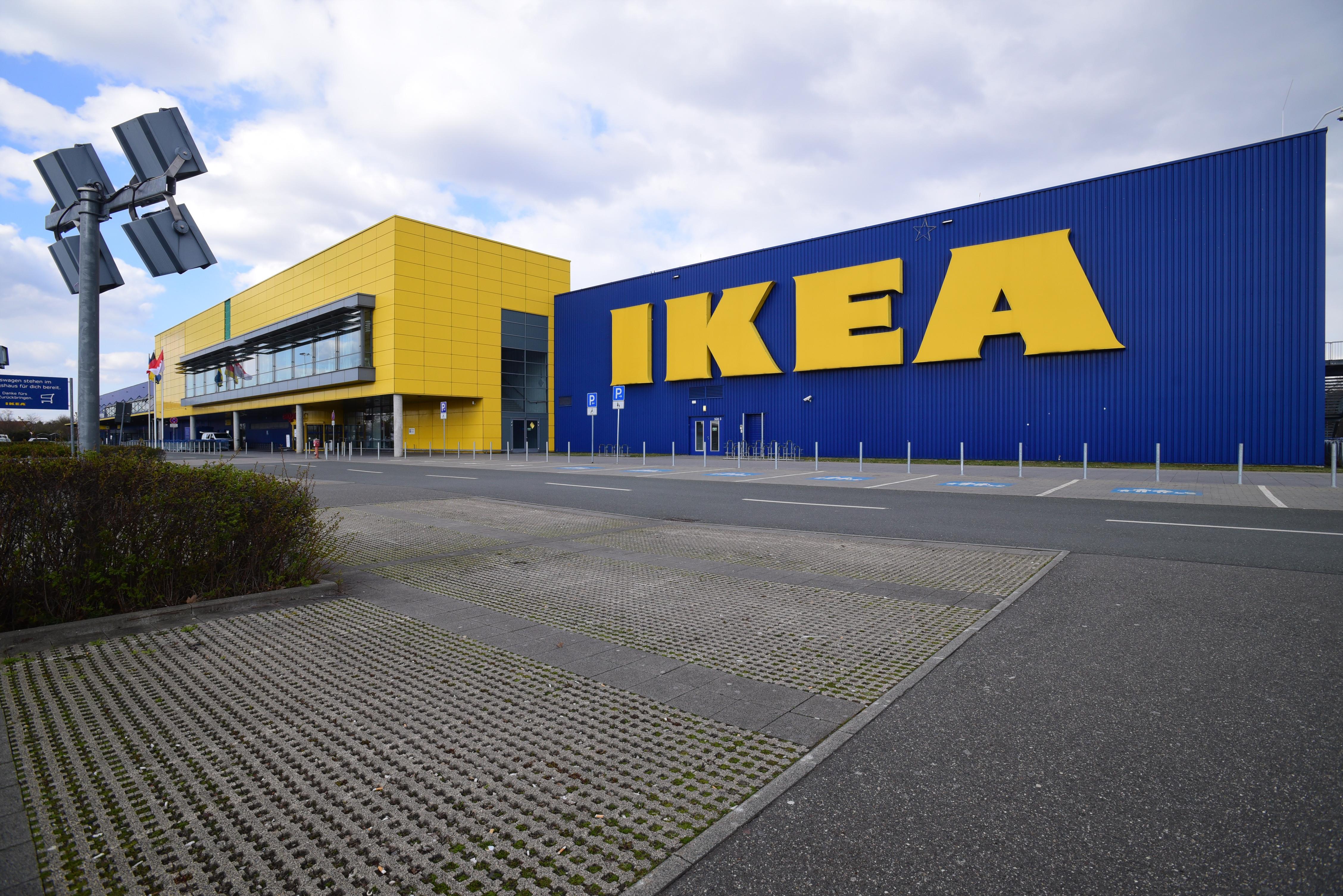 Leere Baustellen und verlassene Großparkplätze boten fern von den Parks ein tristes Bild. Allein bunte Schilder vor Bistros und Bäckereien sorgten für etwas Abwechslung.