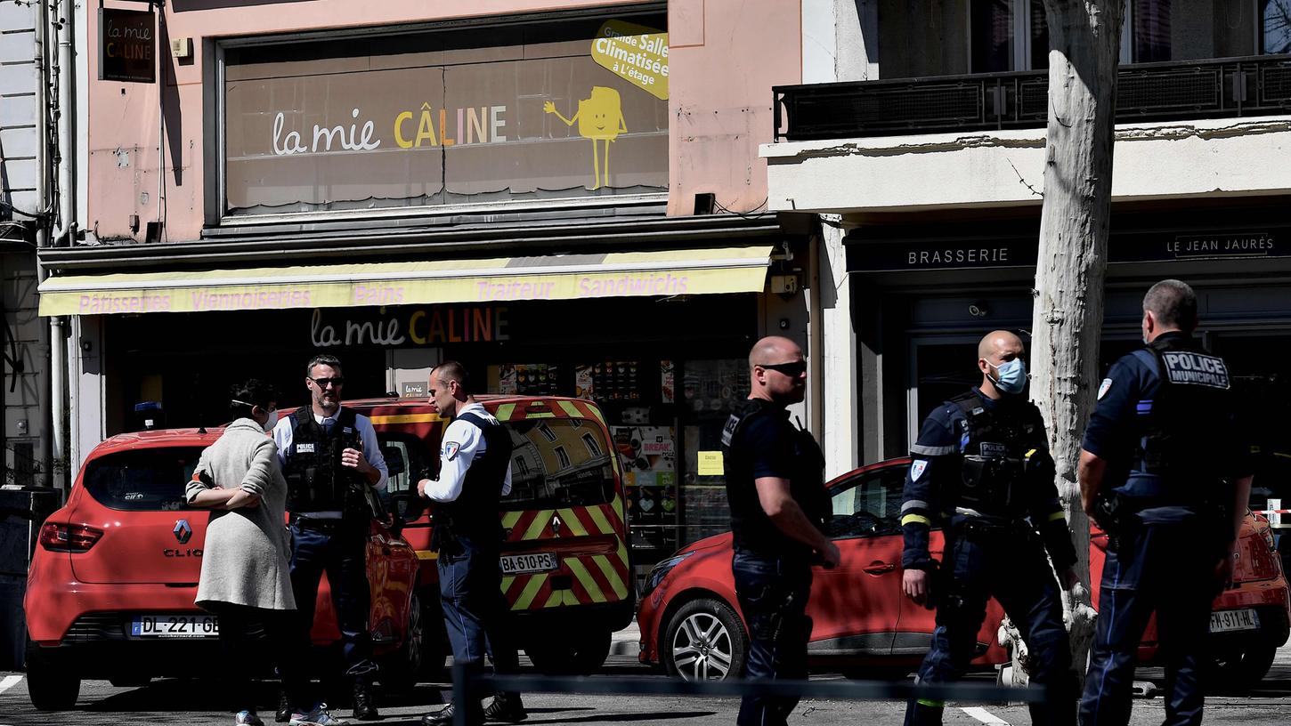 Bei einem Messerangriff in Südostfrankreich sind mindestens zwei Menschen getötet worden.