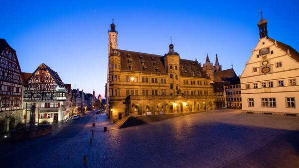 Rothenburg ob der Tauber - die fränkische Stadt ist zum geflügelten Wort für Overtourism geworden, noch bevor dieser Begriff überhaupt modern wurde. Wo sich sonst auf dem Marktplatz Scharen von Touristen reihen, herrscht nun wegen der Ausgangsbeschränkungen aufgrund der Corona-Krise gähnende Leere.