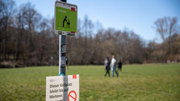 Bei frühlingshaftem Wetter treffen sich hier normalerweise etliche Personengrüppchen zum Grillen und Entspannen. "Dieser Grillplatz bleibt bis auf Weiteres gesperrt" steht auf einem Schild unter dem Schild "Grillzone" an der Pegnitzwiese in Nürnberg.