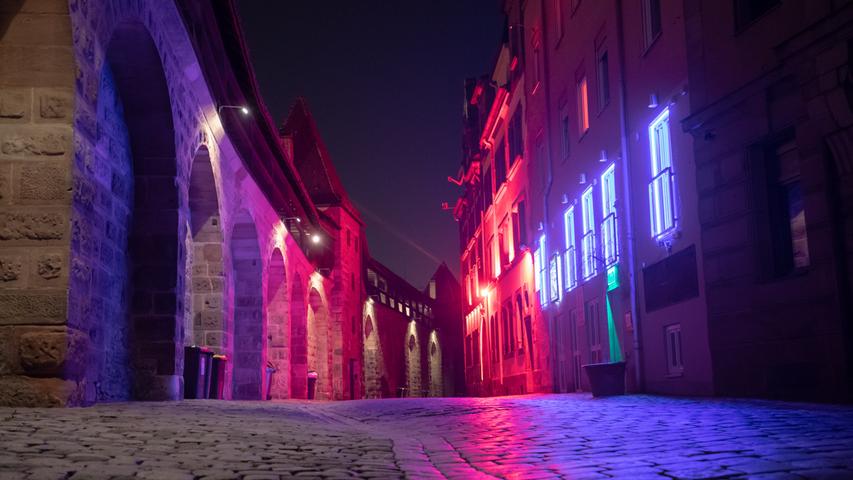 Wenig beleuchtet und unbelebt präsentiert sich das Rotlichtviertel rund um das Nürnberger Frauentor. Aufgrund der erhöhten Ansteckungsgefahr mussten alle Bordelle schließen.