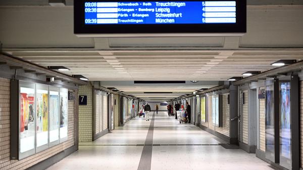 Hier quetschen sich zu Zeiten des Berufsverkehrs normalerweise Pendler und Reisende eng aneinander vorbei: Nun zeigt sich der Verbindungstunnel zu den Gleisen am Nürnberger Hauptbahnhof fast menschenleer.