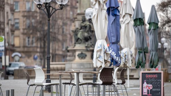Der erste Eisbecher oder gemütlich in der Sonne im Café sitzen, beides ist dieser Tage nicht möglich: Stühle und Tische sind im Außenbereich vor einem Nürnberger Lokal leer.