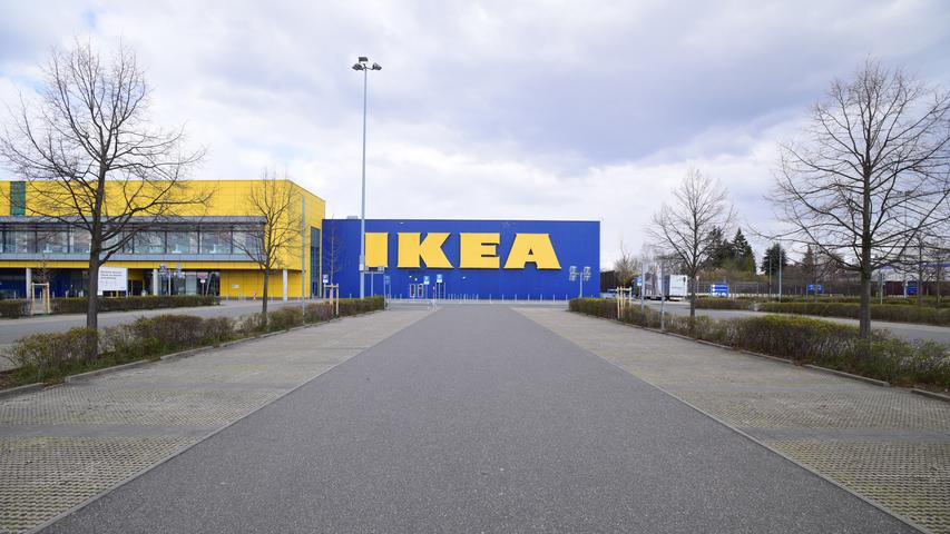 An Samstagen und auch unter der Woche findet man hier oft kaum einen Parkplatz: Das schwedische Möbelhaus Ikea lockt sonst Dekofans in Scharen an, nun bleiben die Pforten dicht. 