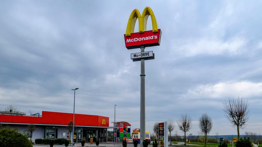 Auch Schnellimbisse wie McDonalds mussten ihre Türen schließen: So bleibt der Parkplatz in der Herzogenauracher Filiale dieser Tage für Kunden geschlossen. 