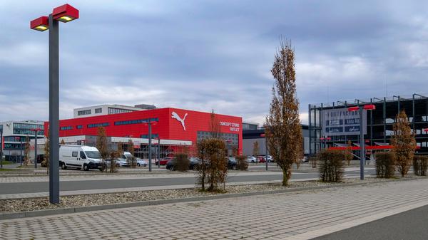 Das Puma- und Adidas-Outlet in Herzogenaurach lockt normalerweise Shoppingfreunde aus ganz Franken an. Doch auch Modegeschäfte müssen aufgrund der Corona-Krise geschlossen bleiben.