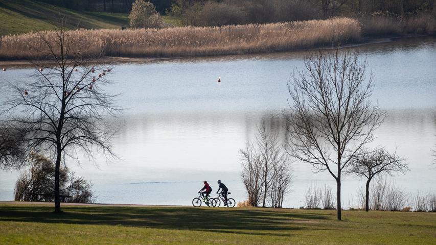 Bei strahlendem Sonnenschein ist der Rothsee sonst nicht selten von Fahrradfahrern, Spaziergängern und Sonnenhungrigen überfüllt. Doch auch hier ging die Zahl der Passanten durch die Ausgangsbeschränkung deutlich zurück. 