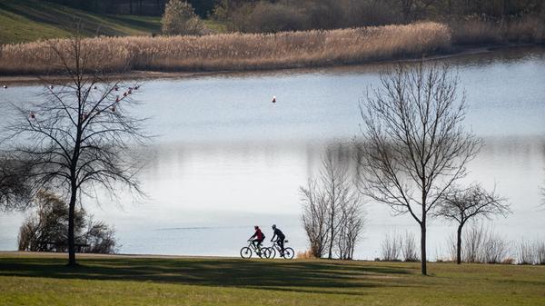 Bei strahlendem Sonnenschein ist der Rothsee sonst nicht selten von Fahrradfahrern, Spaziergängern und Sonnenhungrigen überfüllt. Doch auch hier ging die Zahl der Passanten durch die Ausgangsbeschränkung deutlich zurück.
