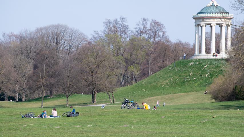 An Frühlingstagen ist der englische Garten geradezu übersät von Picknickdecken und Sporttreibenden. Nun ist die Anzahl der Spaziergänger sehr übersichtlich.