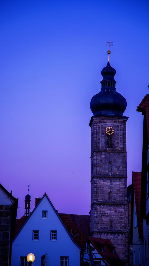 Forchheim zur blauen Stunde - menschleer.wegen der Ausgangsbeschränkung in Bayern. Diese wurde auf Grund der Corona-Pandemie (SARS-CoV-2, COVID-19) angeordnet. Blick auf den Kirchturm von St. Martin.Foto: (c) RALF RÖDEL / NN (04.04.2020)