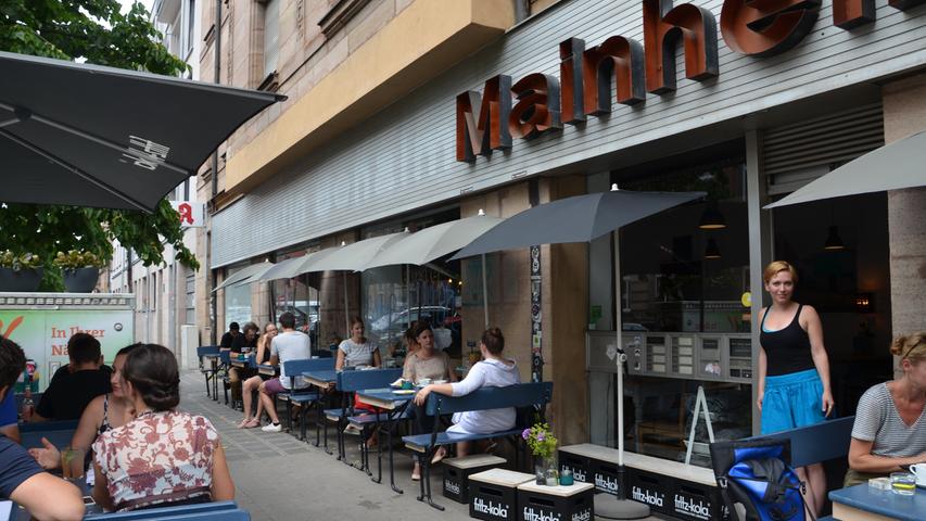 Das beliebte Café in Gostenhof, das normalerweise mit leckeren Kuchen und deftigem Frühstück lockt, bittet um Unterstützung. In der Kampagne heißt es: "Wir setzen alles daran, auch weiterhin als Stadtteilcafé Teil des bunten Lebens im Viertel zu sein. Wir haben alle Möglichkeiten der Hilfebeantragung ausgeschöpft, das wird leider nicht reichen. Wenn wir alle zusammenhalten und du ein bisschen was dazu gibst, können wir diese Herausforderung gemeinsam meistern." Unterstützen kann man das Mainheim hier. / Café Mainheim, Bauerngasse 18 Das beliebte Café in Gostenhof, das normalerweise mit leckeren Kuchen und deftigem Frühstück lockt, bittet um Unterstützung. In der Kampagne heißt es: "Wir setzen alles daran, auch weiterhin als Stadtteilcafé Teil des bunten Lebens im Viertel zu sein. Wir haben alle Möglichkeiten der Hilfebeantragung ausgeschöpft, das wird leider nicht reichen. Wenn wir alle zusammenhalten und du ein bisschen was dazu gibst, können wir diese Herausforderung gemeinsam meistern." Unterstützen kann man das Mainheim hier. / Café Mainheim, Bauerngasse 18