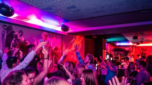 Das Oldschool HipHop Wohnzimmer Ol'Dirty Soundbar liegt in der Weißgerbergasse - in der wahrscheinlich schönsten Gasse der Welt. Hier werden guter Vinylsound und feine Drinks groß geschrieben. Hier feierten 2019 die Fantastischen Vier ihre legendäre Aftershowparty nach ihrem Konzert in der Stadt. Hier können Sympathisanten der Ol`Dirty Soundbar helfen. / Ol`Dirty Soundbar, Weißgerbergasse 16 Das Oldschool HipHop Wohnzimmer Ol'Dirty Soundbar liegt in der Weißgerbergasse - in der wahrscheinlich schönsten Gasse der Welt. Hier werden guter Vinylsound und feine Drinks groß geschrieben. Hier feierten 2019 die Fantastischen Vier ihre legendäre Aftershowparty nach ihrem Konzert in der Stadt. Hier können Sympathisanten der Ol`Dirty Soundbar helfen. / Ol`Dirty Soundbar, Weißgerbergasse 16