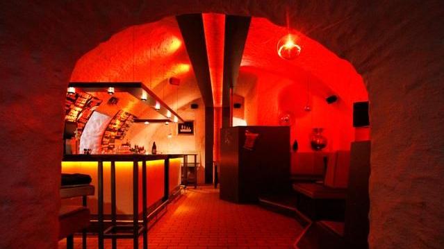 Die sympathische Kellergewölbebar mit Musik und Getränken zieht viele Feiernde fernab des Mainstreams an. Das Besondere: Man kann die Bar kostenlos für private Feiern mieten! "Dies soll erhalten bleiben und vermieden werden, dass wir unverschuldet in finanzielle Schieflage kommen", heißt es in der Kampagne. Über Startnext. oder oder Paypal Moneypool kann man die Bar42 unterstützen. / Bar 42, Josephsplatz 32 Die sympathische Kellergewölbebar mit Musik und Getränken zieht viele Feiernde fernab des Mainstreams an. Das Besondere: Man kann die Bar kostenlos für private Feiern mieten! "Dies soll erhalten bleiben und vermieden werden, dass wir unverschuldet in finanzielle Schieflage kommen", heißt es in der Kampagne. Über Startnext. oder oder Paypal Moneypool kann man die Bar42 unterstützen. / Bar 42, Josephsplatz 32