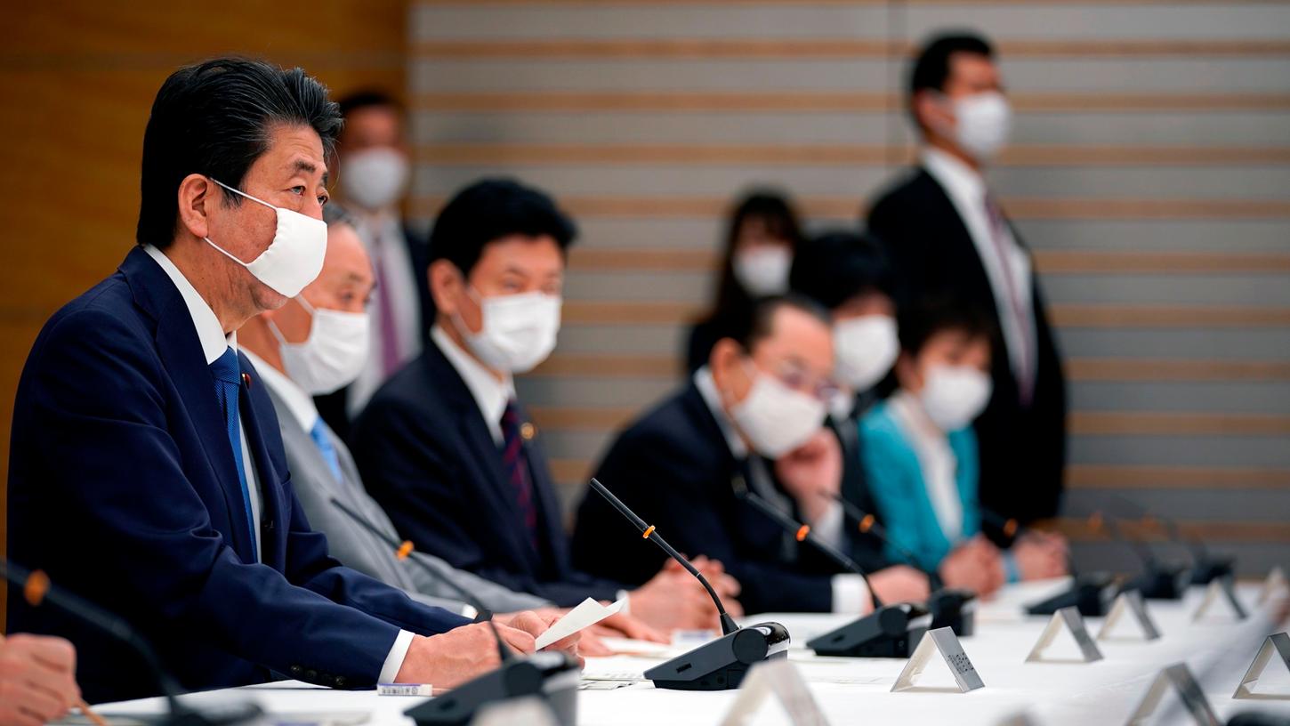 Weil die Zahl der Corona-Infizierten besonders in den Großstädten stark angestiegen ist, will Japans Regierungschef den Notstand ausrufen.