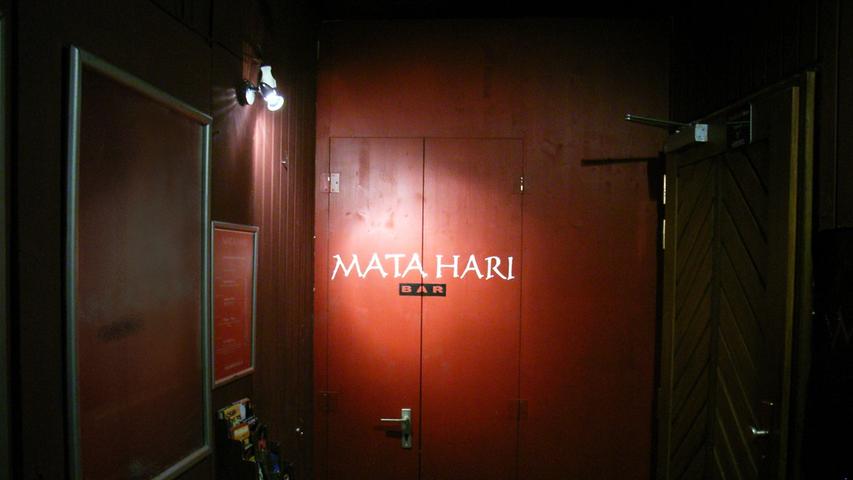 Die Mata Hari Bar ist ein Urgestein der Nürnberger Bar- und Kneipenszene. Seit 1994 bietet die kleine Bar eine locker und entspannte Atmosphäre bei einer handverlesenen Auswahl an Bier, Cocktails, Whisky und Co. Die Bar möchte noch mindestens weitere 26 Jahre bestehen bleiben.    Hier können Sie die Crowdfunding-Kampagne auf Startnext unterstützen.  / Mata Hari Bar, Weißgerbergasse 31