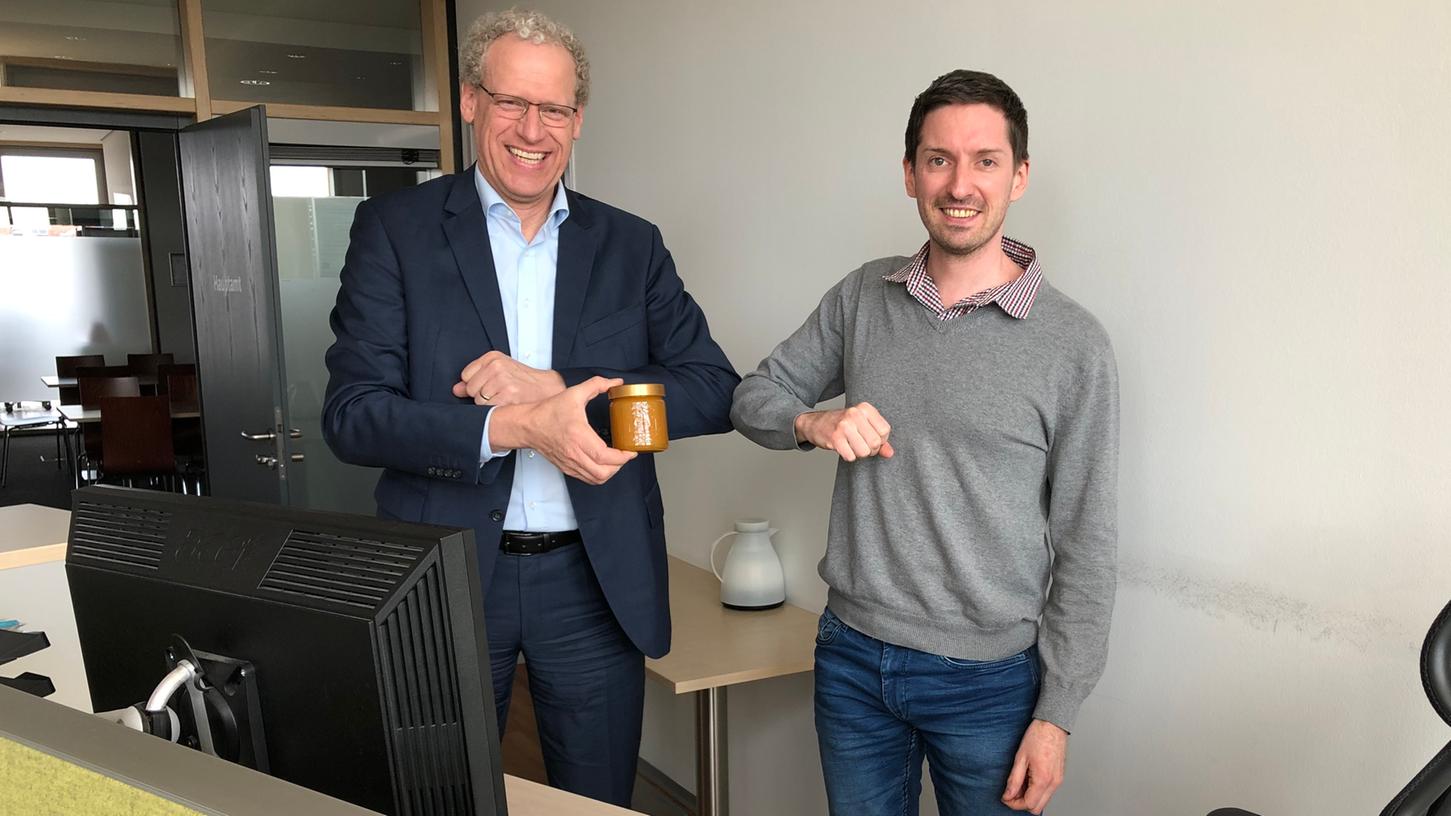 Bald Berufskollegen: Ralf Kunzmann (rechts) erhält von Herzogenaurachs Bürgermeister German Hacker ein honigsüßes Abschiedsgeschenk.