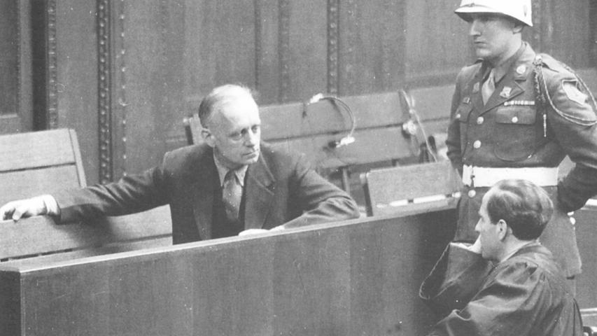Joachim Ribbentrop (links) wurde in allen vier Anklagepunkten schuldig gesprochen und zum Tod durch den Strang verurteilt. Von 1938 bis 1945 war er Reichsminister des Auswärtigen Amts. Am Ende des Krieges tauchte Ribbentrop in Hamburg unter, wo er sich ein Zimmer mietete. Während der 218 Verhandlungstage in Nürnberg zeigte Ribbentrop auf der Anklagebank keinerlei Reue.  Er wurde am 16. Oktober 1946 im Nürnberger Justizgefängnis hingerichtet.