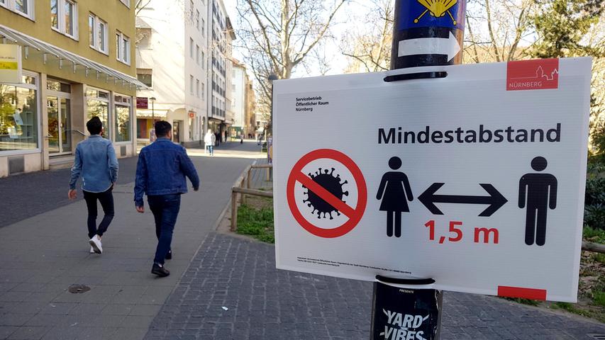 Auch die Stadt Nürnberg nutzt die Möglichkeit, im öffentlichen Raum zu informieren. An öffentlichen Plätzen und vor allem an Eingängen zu Grünanlagen gibt es Hinweisschilder.
