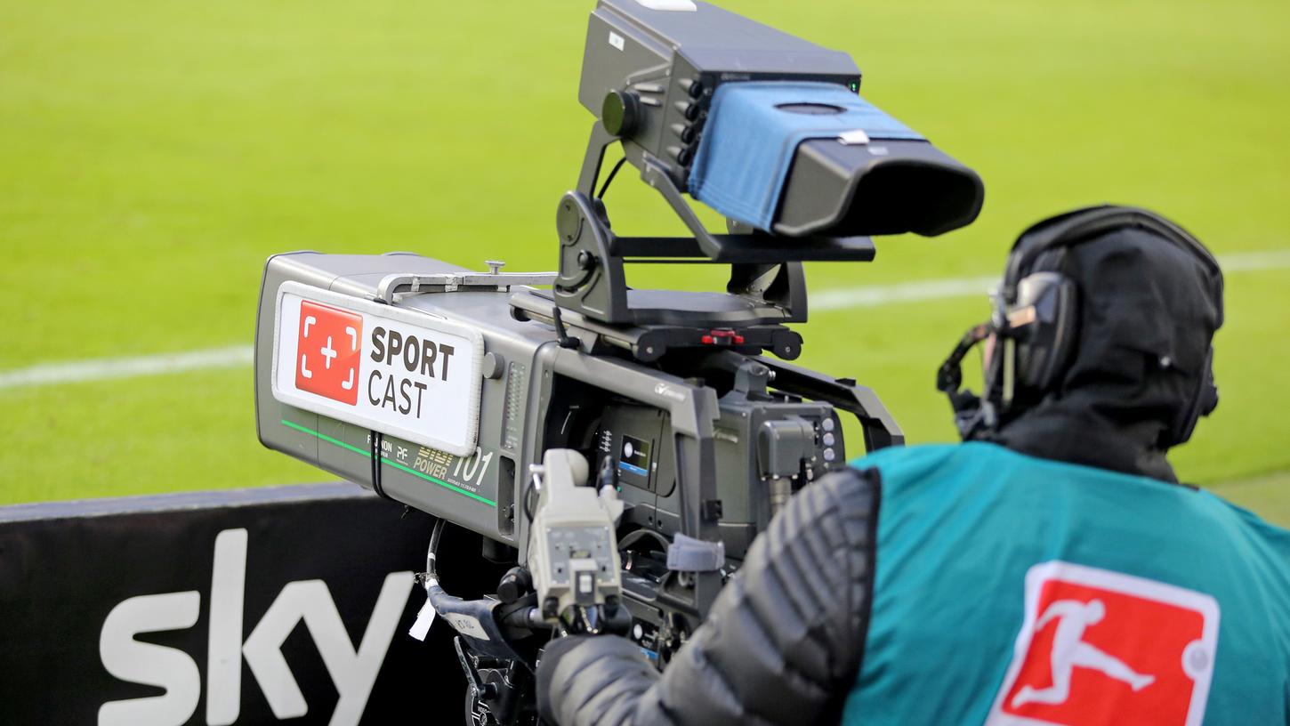 Durch Vorauszahlungen könnte der Pay-TV-Sender Sky den gefährdeten Vereinen in der Krise finanziell unter die Arme greifen.