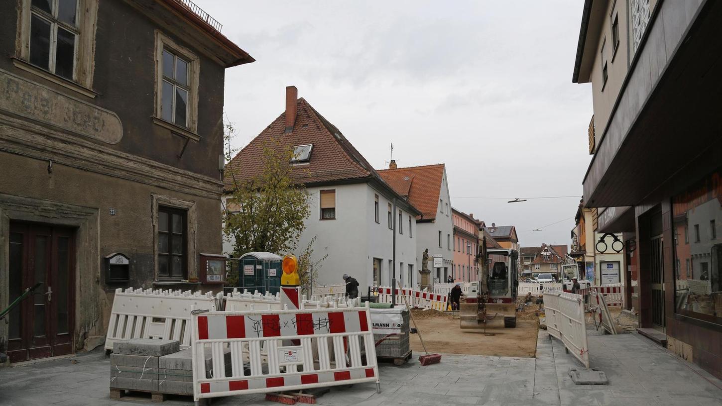 Hauptstraße Höchstadt: Arbeiter reißen Pflaster wieder auf
