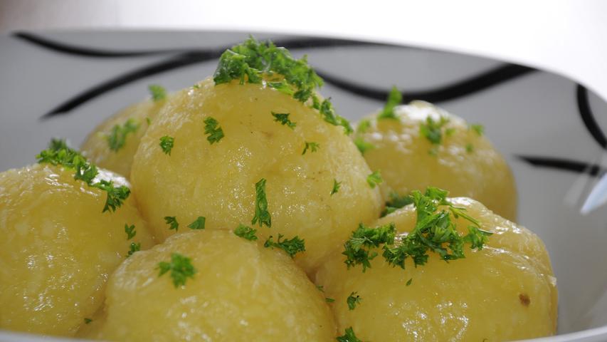 Der Teig für die Klöße nach regionaler fränkischer Art wird ausschließlich aus Kartoffeln der Metropolregion Nürnberg hergestellt. Mit Soße in der richtigen Menge serviert, ergibt sich der typische "Kloß mit Soß".