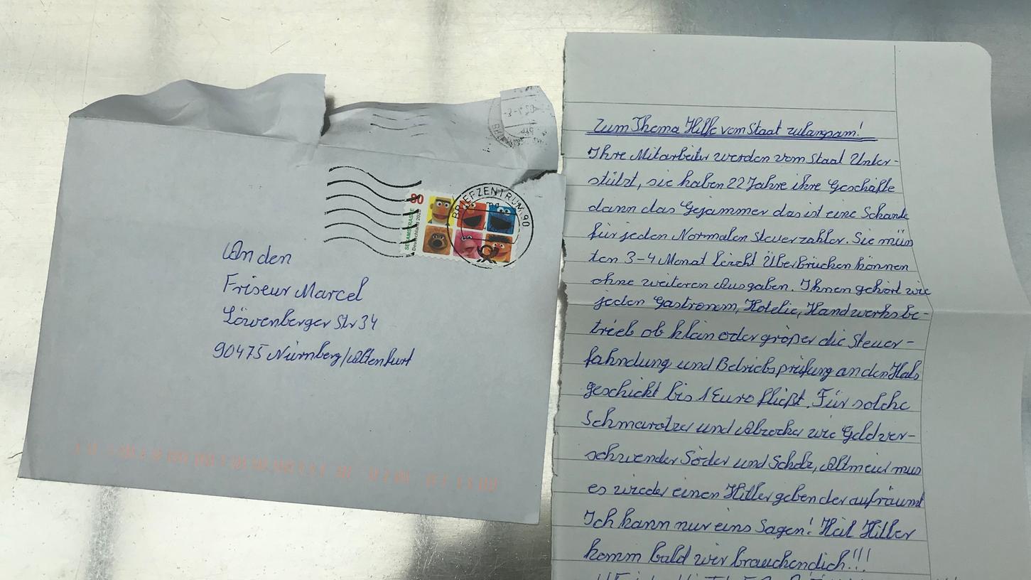Der Friseur hat aufgrund des zum Teil extrem rechtsextremistischen Schreibens Strafanzeige bei der Polizei erstattet. Der Friseur hat aufgrund des zum Teil extrem rechtsextremistischen Schreibens Strafanzeige bei der Polizei erstattet.